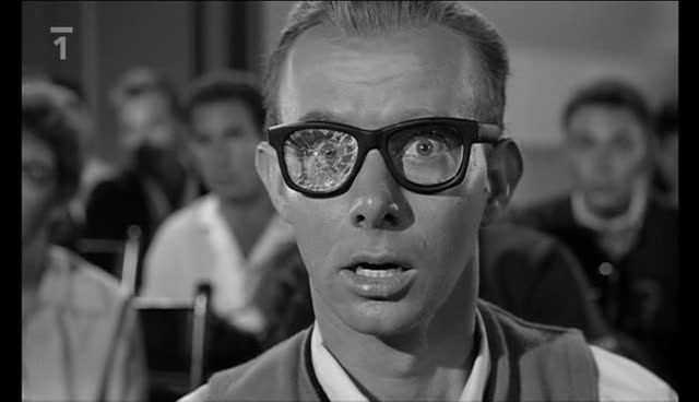 Roztržitý profesor - při pokusu praskaly lustry i brýle...